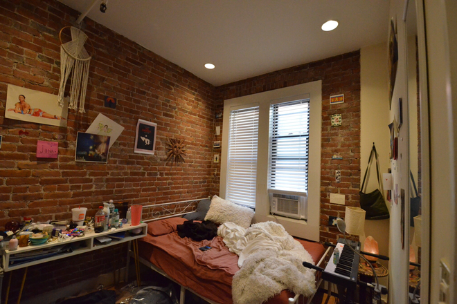 Room 1-1 - Modern 3 Bed 1 Bath w/ Large LivingRoom on 409 Marlborough St — Avail 9/1/26 · Text/Call 385-72 Apartments