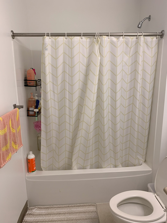 Bathroom - South Campus Commons 7 (Apt 7701D)