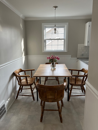 Dining with plenty of sunlight - Cottage - walk to campus!! Available 2025-2026 House