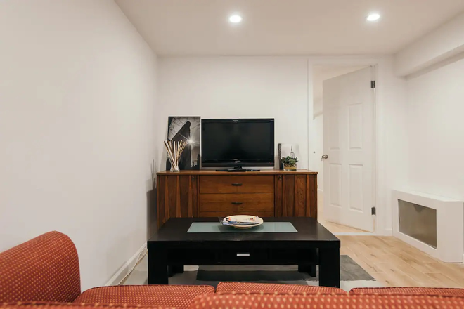 Livingroom - Private furnished 2 bed/1 bath , 20 min to Union Square Townhome