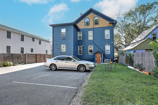 Backyard w/Off street parking - Spacious 3 Bedroom Close to Downtown