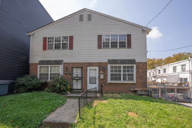 In the front of house - 4-Bed 3-Bath Student House Close to Jefferson University East Falls campus and DUCOM