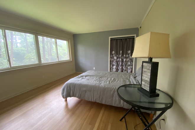 Bedroom 1 - Close to campus - quiet and convenient - across from the Smith-Gilbert Gardens