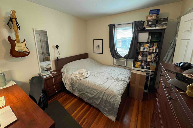 Bedroom - Bedroom in 4-bedroom 2-bathroom apt (furnished, near SidPac)
