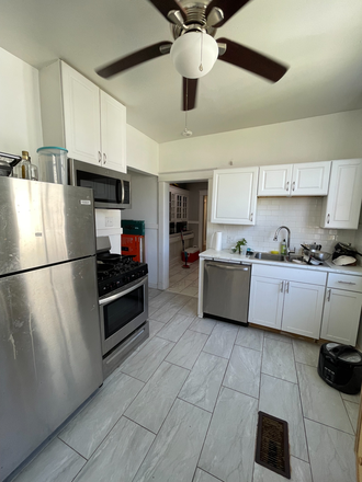 kitchen - Large 4 Bedroom with a yard and off-st parking walking distance to Freret St! Apartments