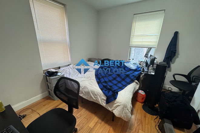 Bedroom #4 - Off-Campus 5 Bed for BU Medical Students!!