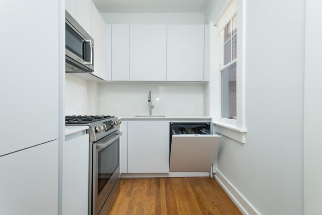 . - BEAUTIFULLY RENOVATED 1 BED, NO BROKER FEE! HOT WATER INCLUDED, AVAIL 6/1/2026! Apartments