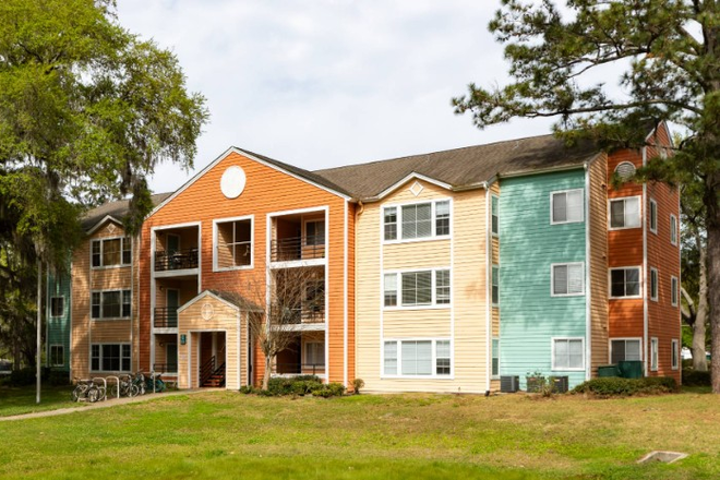 Exterior building street view - 2601 SW Archer Road - newly remodeled 4 BDRM condo one block from campus - AVAILABLE JANUARY 2026