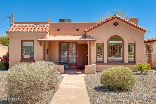 Welcoming front porch to enjoy your mornings or sit and relax - 🏡 Elegant Spanish-Style Home – Steps from the University of Arizona