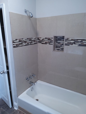 Bathroom - 1-bedroom apartment close to Homewood campus