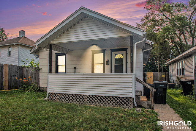 Front - 832 North Hill St - Fully Furnished! House