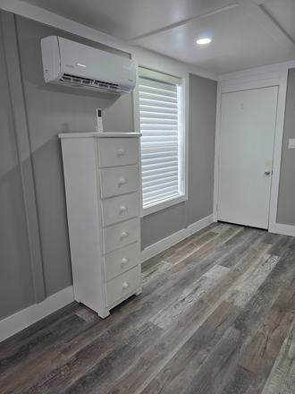 Open floor area - Garage Apartment Close to Campus