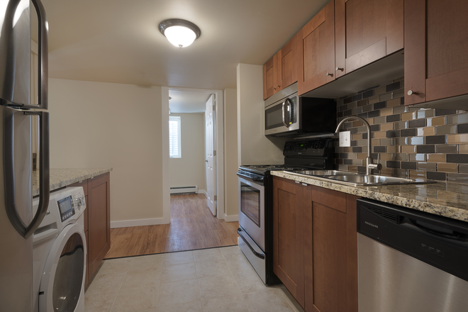 905 Euclid Avenue Kitchen - 905 Euclid Avenue Apartments