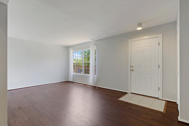 Living Room-1 - Walk to Campus - 4 BR Townhome for lease