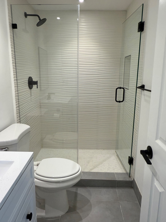 full bathroom with shower - Efficiency for Rent - Shenandoah Area House