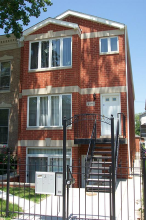 Welcome Home - Buiilding Exterior. Garden Unit is down the stairs. - Large 3BR Garden Apartment Minutes from UIC & Downtown Access