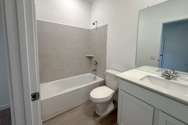 Connected Bathroom - Cozy Private Room w/ Your Own Bathroom — 5-Min Walk to Texas A&M–SA (Vida) House