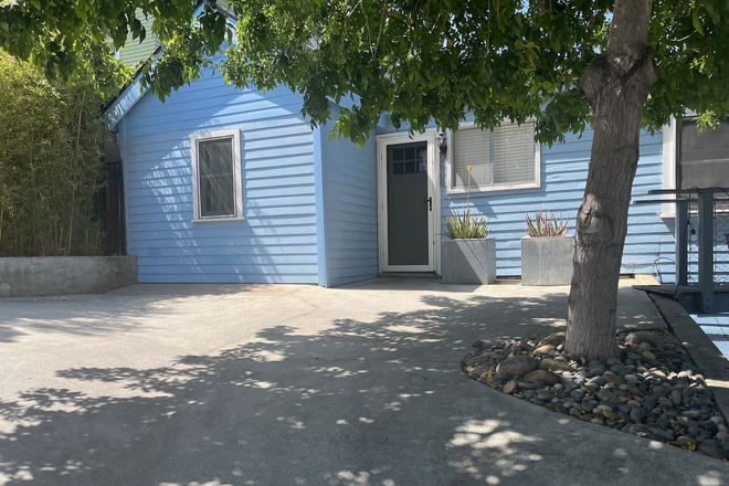 Back Door - 1 Bedroom Apartment for Rent