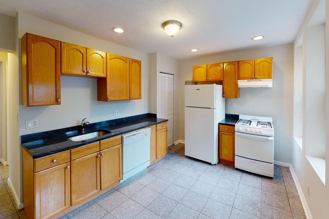 Kitchen - SPACIOUS 2/3 BED ON HANOVER IN THE NORTH END! Avail. 1/1/25!! Apartments