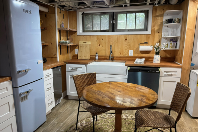 Kitchenette and dining area - Blue Back Burrow