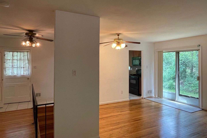 living room - The single house with 5 bedrooms with 2 master bedrooms near the  University of Maryland, College Pa
