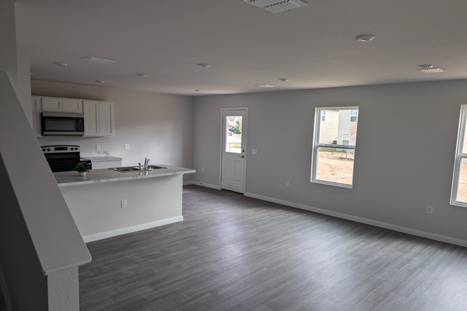 Dining Room - Bedroom in New Build - Utilities Included - Walk or Via Link to Campus House
