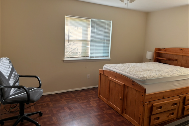 different angle of the room - Room for rent/Utilities paid by landlord House