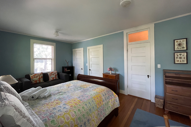  - Your Urban Oasis! Sun-lit suite in parkside home, ideal walkable location off Beacon on C-line!