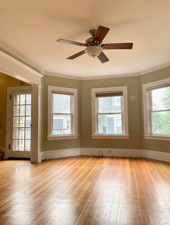 Living Room - Bright & Spacious 5-bed walking distance to campus & hospital Duplex