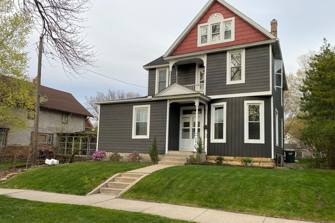 Front of House - 1 Bedroom Apt - Center Street - Close to Campus