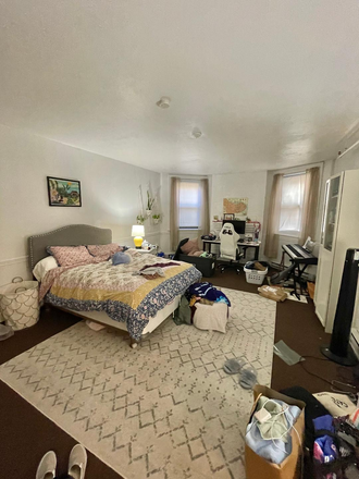 bedroom1 - LOCATION!! Wonderful 3 Bed / 2 Bath near campus avail. 9/1/25!! Hot Water Included! Apartments