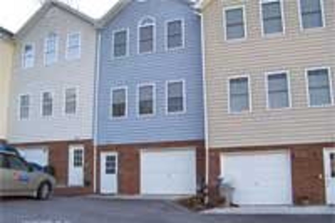  - 2 Bedroom 2.5 Bath Townhouse with 1 car garage