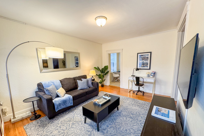 Living room, great place for relaxing and spending time, has a desk off to the side - COM194547 | Sun-filled 1-Bed, Corner Unit w/ Pool in Com. Ave Apartments