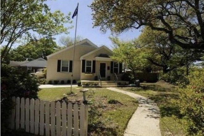 Outside front of house - Awesome 3 Bed/2 Bath Brick Bungalow just 5 minutes from Downtown!