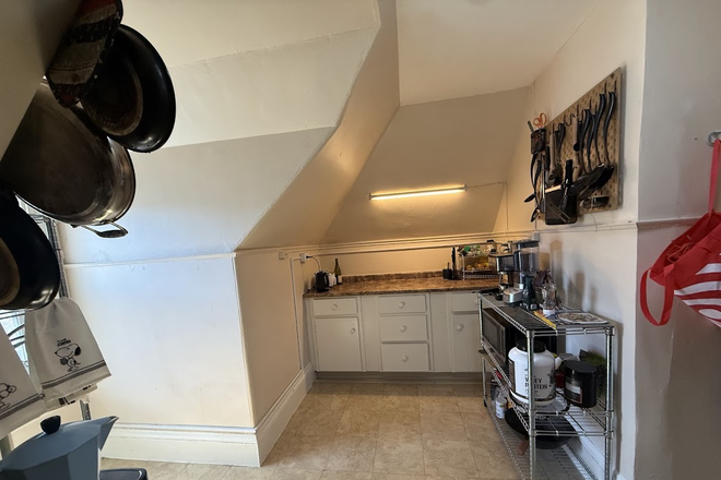 8 - Large Sunny Studio in Brighton Center Apartments
