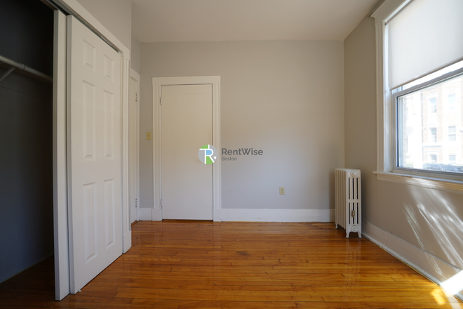 1 - NOW 2025-Fantastic Comm Ave 1 bed, H/HW inc, Cat ok. No Broker Fee! Apartments