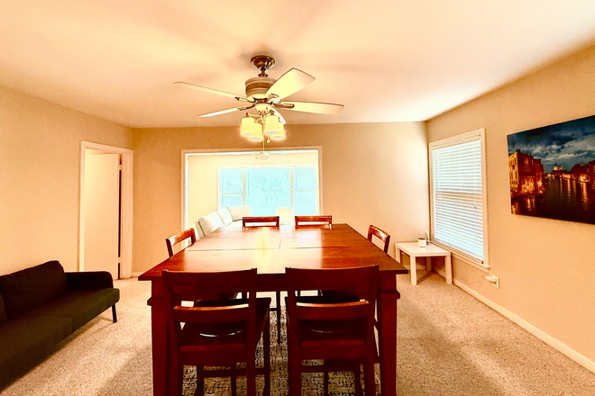Dinning Room - Sheridan St. 5 minutes Walking or Biking Distance to RICE University Campus House
