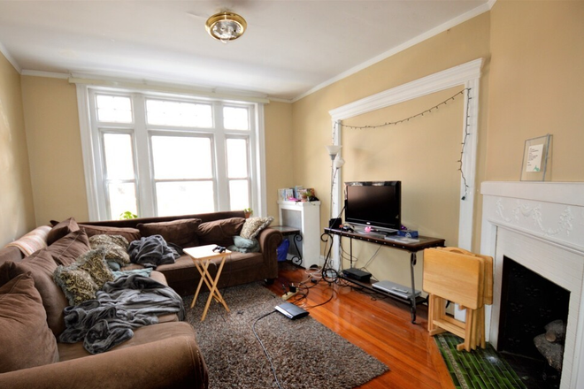 LIVING ROOM - GREAT 4 BED 2 BATH  09/01 STRATHMORE RD CLOSE TO BC Apartments