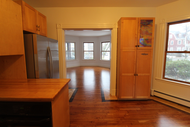 1 - Spacious apartment between Porter & Davis with WD in unit, yard.