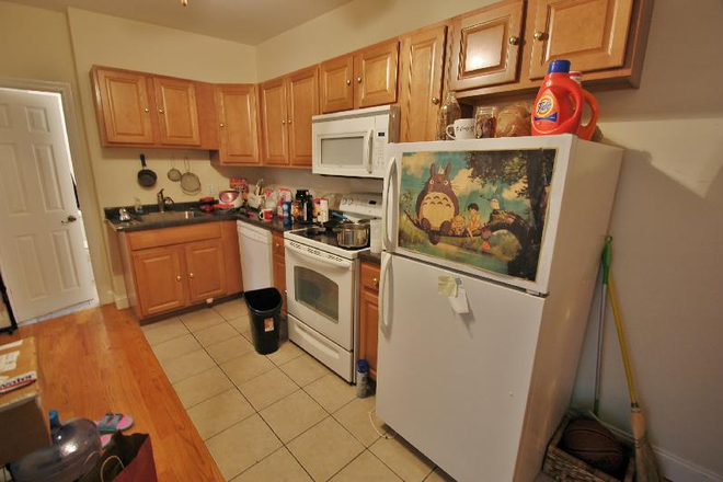 kitchen - shuttle to BU! 9/1 MOVE IN- HALF FEE ONLY, 2 SEPARATE BEDROOMS-SPLIT! Apartments