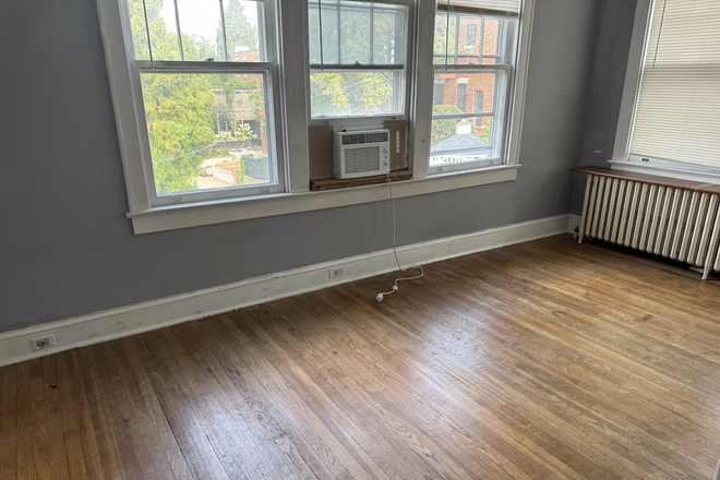 Bedroom - Large  Bedroom Available close to AU and Georgetown Townhome