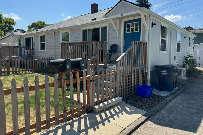 Fenced front yard with deck - Top of the Whitaker cottage apartment, newly remodeled, short walk to river path, pubs, eateries.