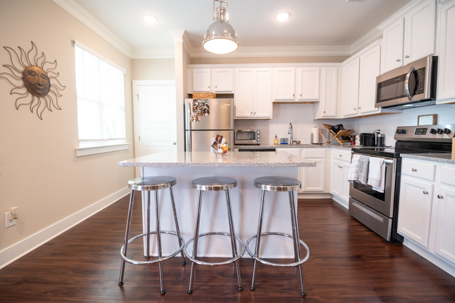 Kitchen - The Boulevard Auburn - NOW LEASING FALL 2025 Rental