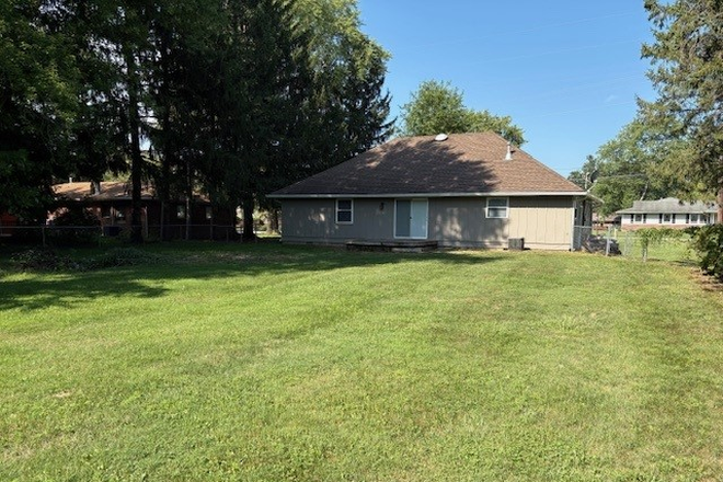 back of house - 3BR Private Residence 2 miles from campus House