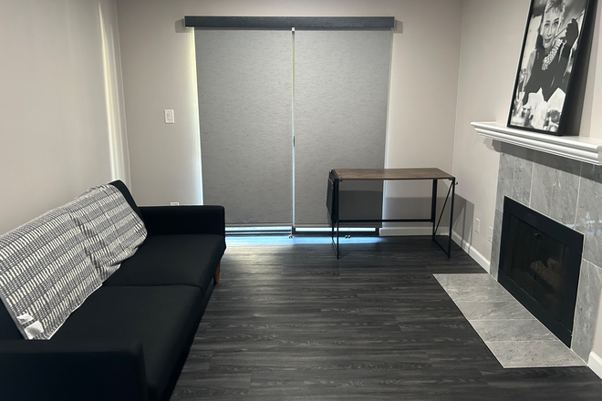 Bedroom - Private Room and Bathroom. Utilities/Wifi included in rent. Walking distance to South Campus