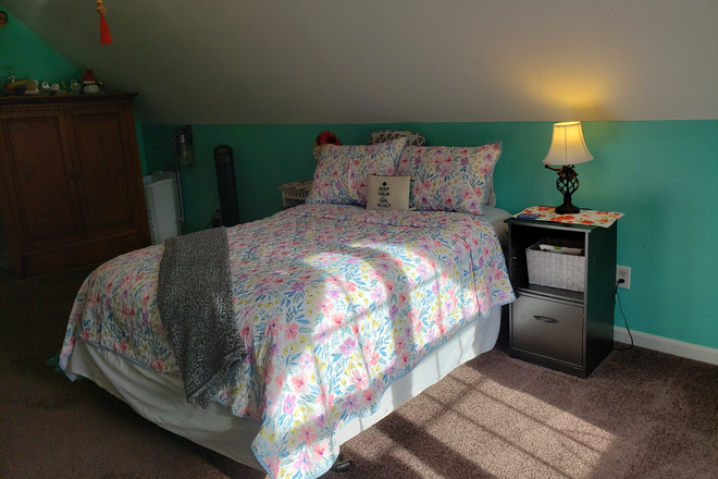 Garden Room - Wicked Awesome Place Close to UNC on free bus line and 7 miles from Duke.. House