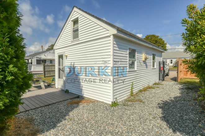 Exterior - Cozy Loft Bedroom and Studio Style Living / Electric included.