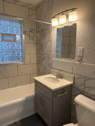 Bathroom - 7355 Lindell, blocks from Campus (walk or take WashU shuttle), on Clayton border