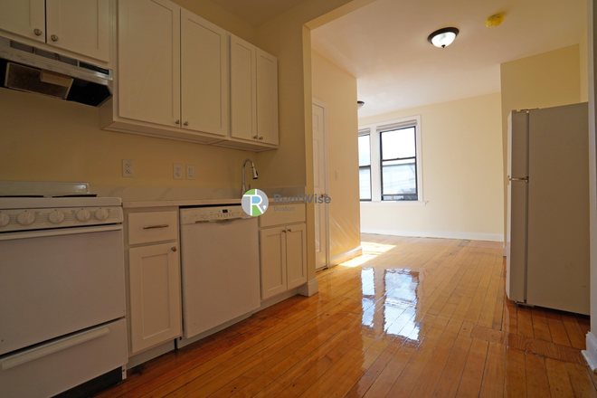 1 - SEPT 2026- Fantastic 1 bed on Comm Ave. H/HW inc. NO FEE