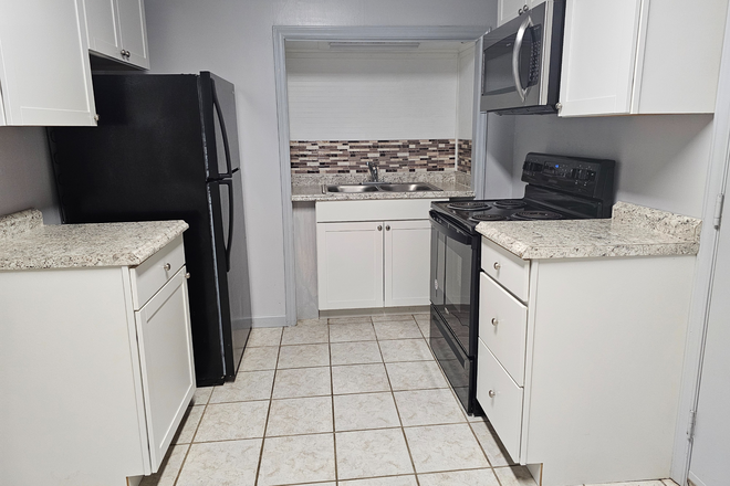 Kitchen - Spacious Studio Apartment w/Garage!